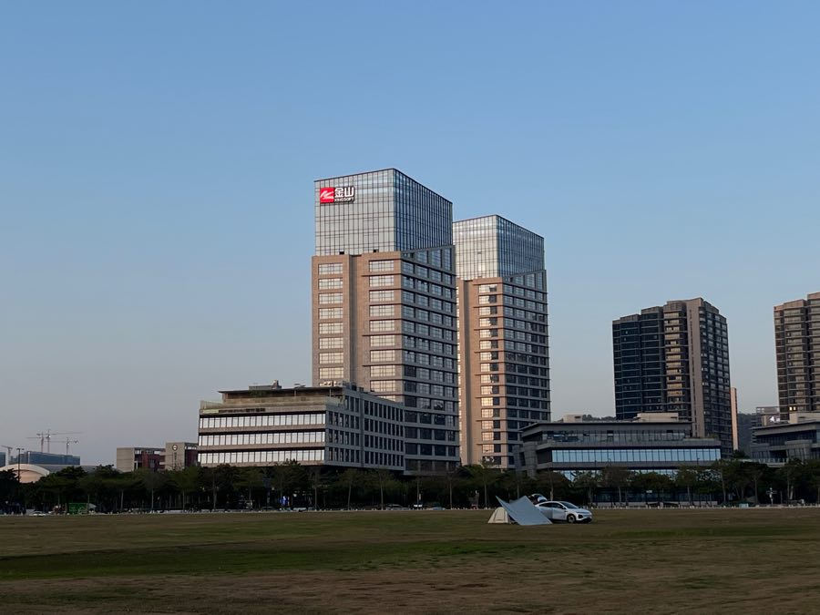 “日照金山”